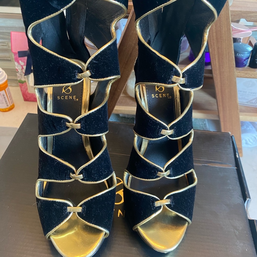 Scene Weaver Black and Gold Women's Heels